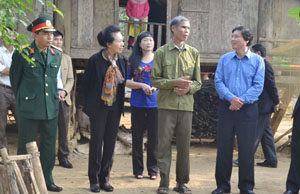 Đồng chí Trần Đăng Ninh, Phó Bí thư TT Tỉnh ủy và đoàn công tác thăm mô hình trang trại chăn nuôi của gia đình hội viên CCB Bùi Văn Đủi, xóm Mè, xã Bình Chân. 

